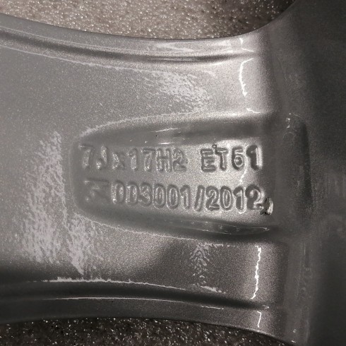 LLANTA ORIGINAL MERCEDES EN 17" clase v