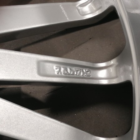 JUEGO DE LLANTAS ORIGINALES AUDI EN 17"