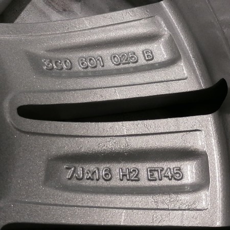 JUEGO DE LLANTAS ORIGINALES VOLKSWAGEN EN 16"