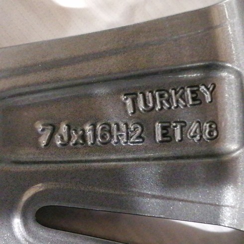 JUEGO DE LLANTAS ORIGINALES VOLKSWAGEN EN 16"